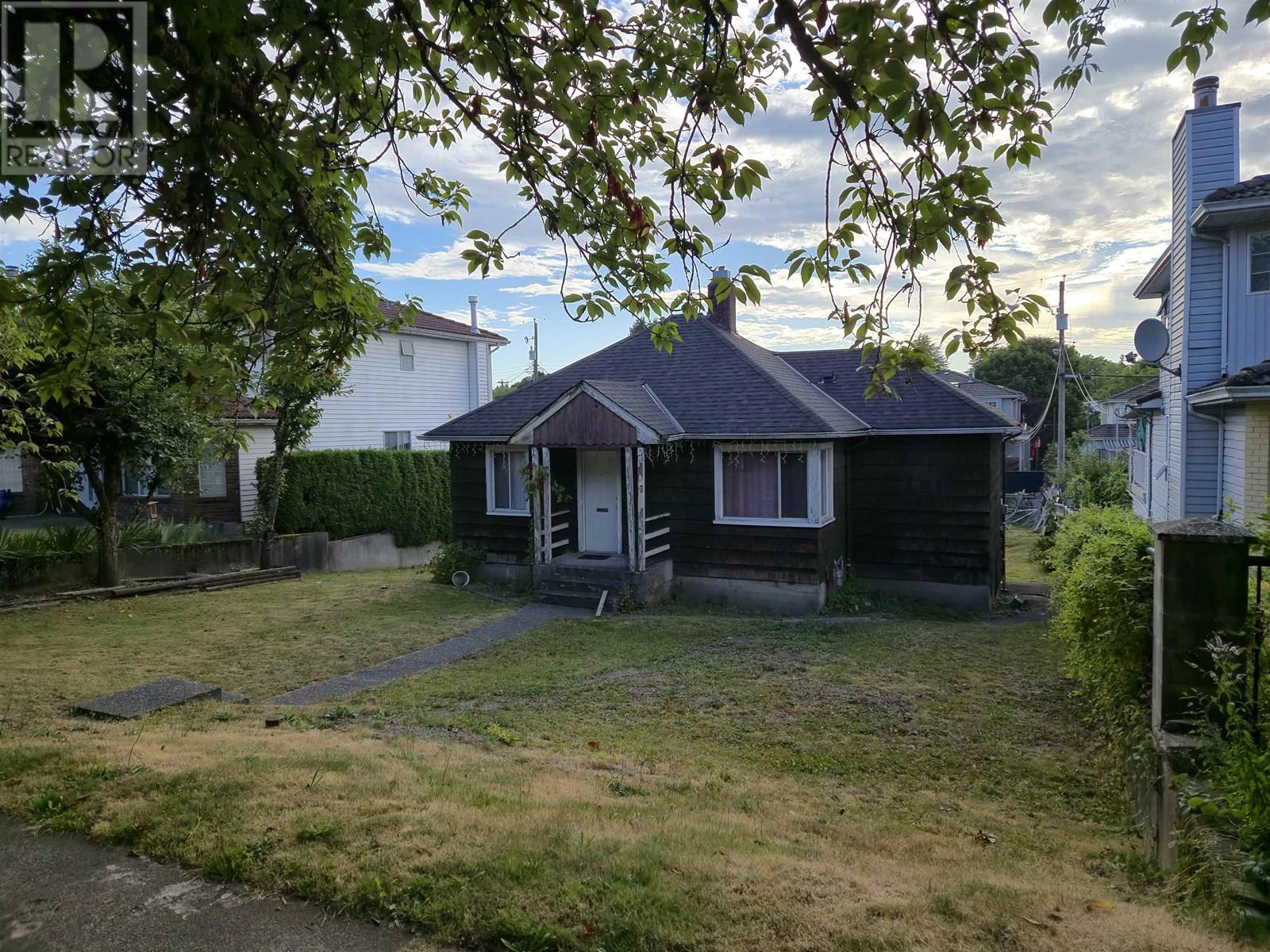 Photo 3 of 6029 Dumfries Street, Vancouver BC