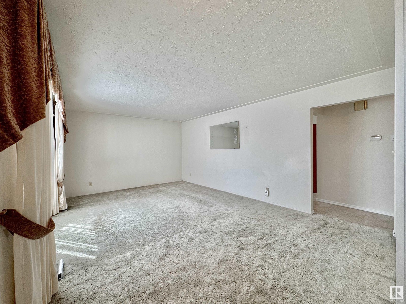 Photo 10 of 5908 94 B Av Nw, Edmonton AB