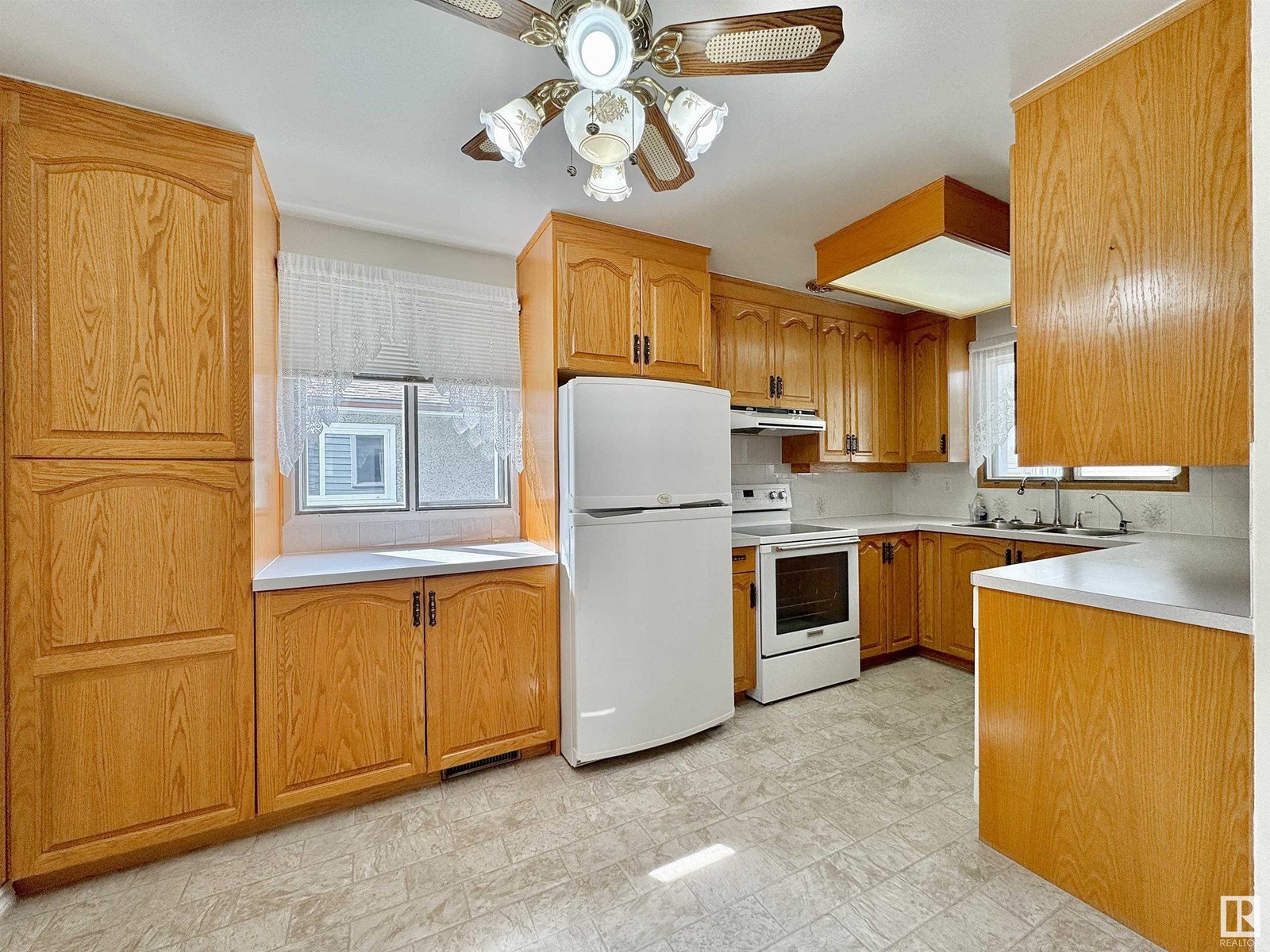 Photo 11 of 5908 94 B Av Nw, Edmonton AB