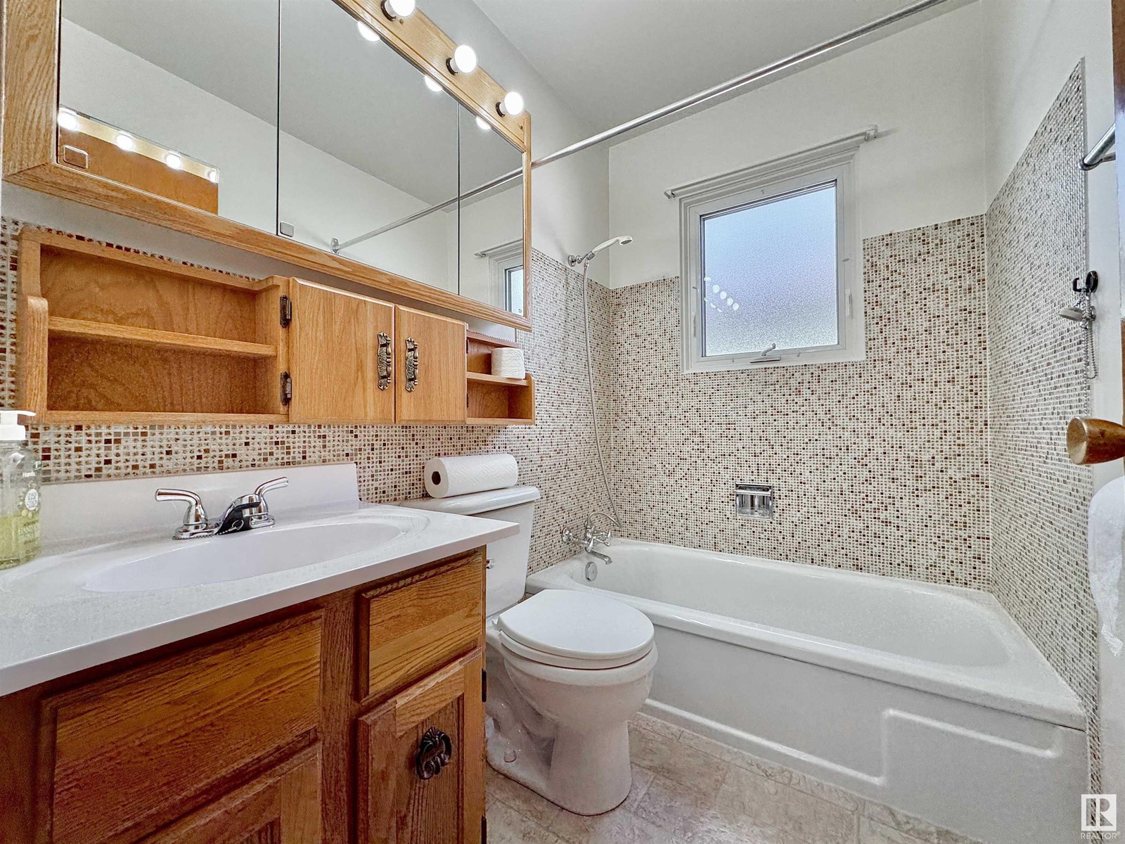 Photo 14 of 5908 94 B Av Nw, Edmonton AB