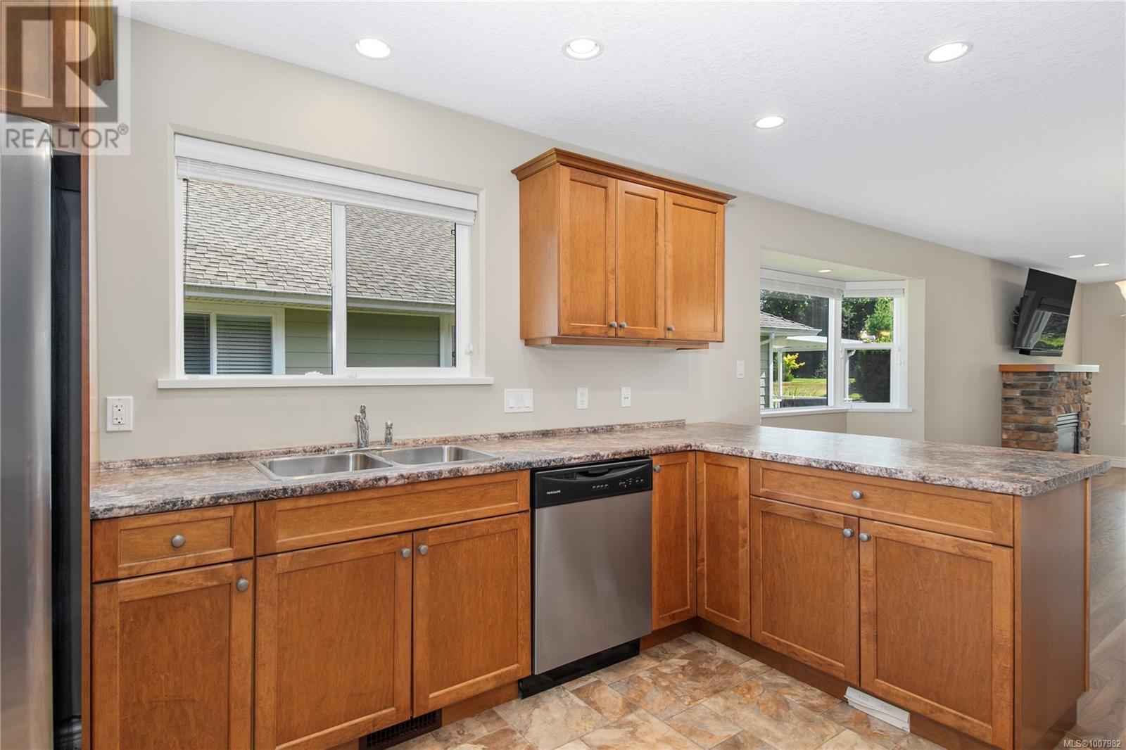 Photo 17 of 63 2006 Sierra Dr, Campbell River BC