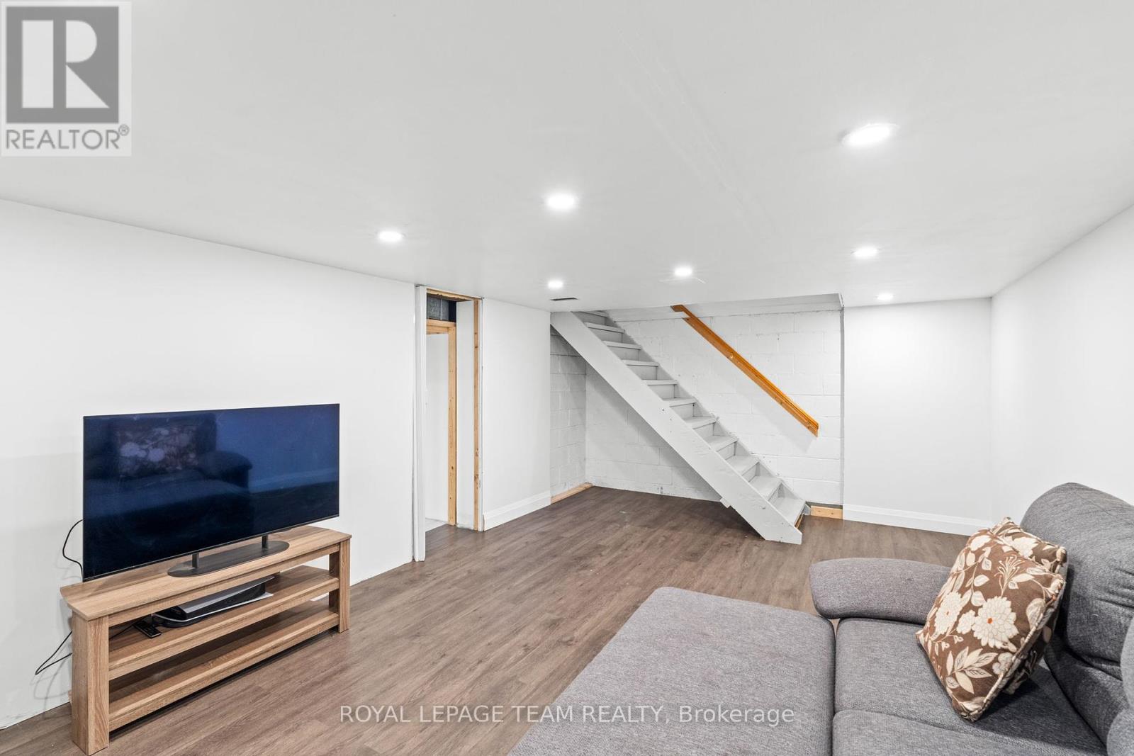 Photo 2 of 334 Queen Mary Street, Ottawa ON