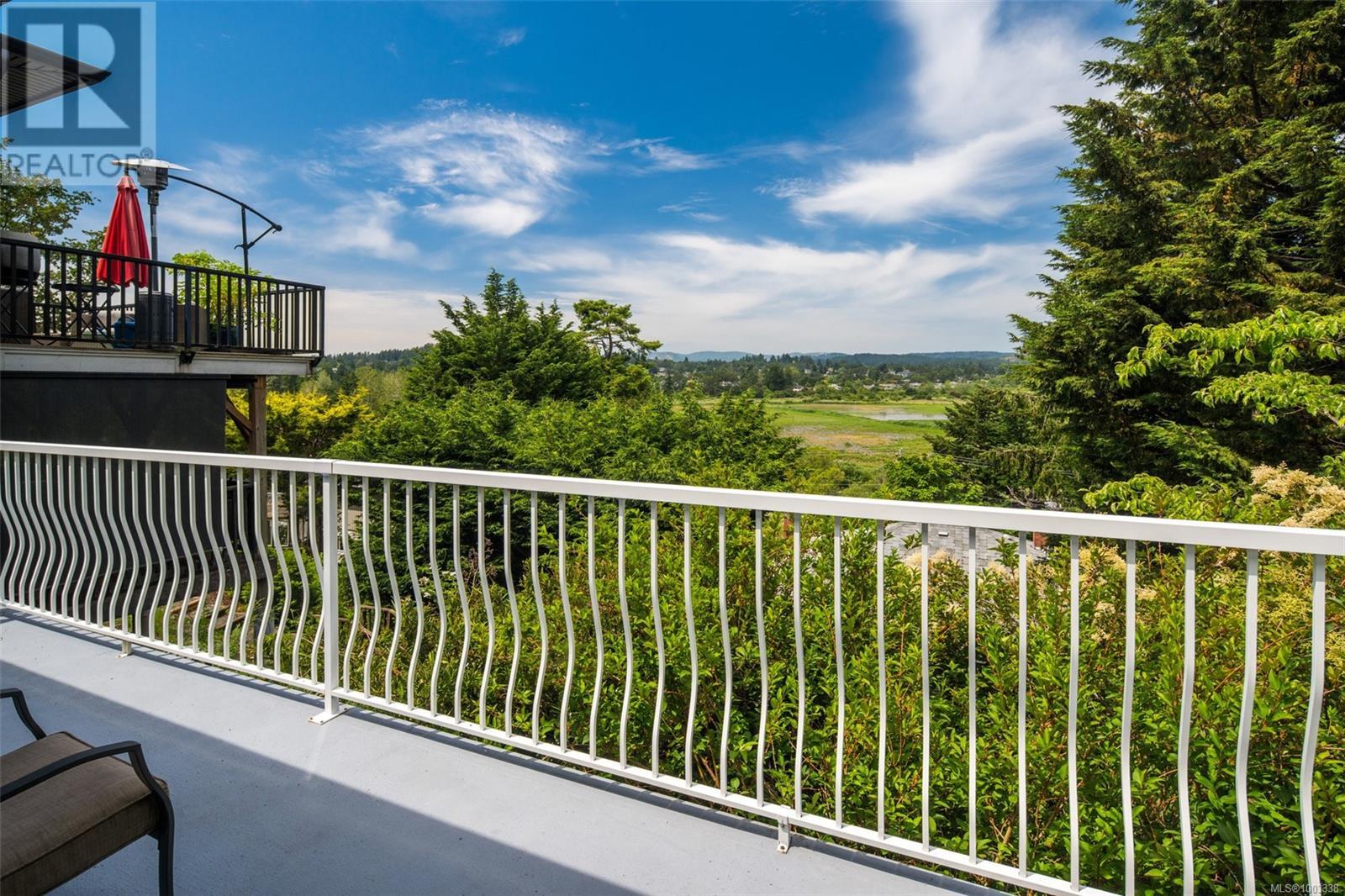 Photo 15 of 518 Broadway St, Saanich BC