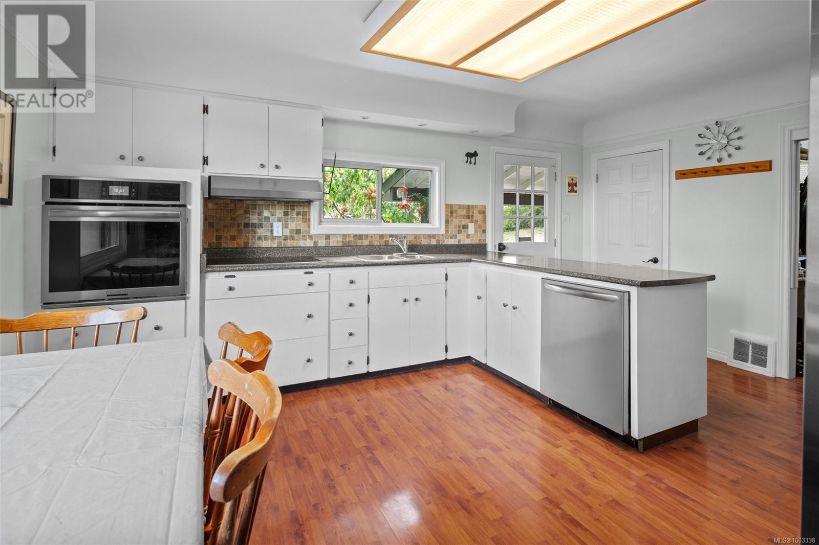 Photo 4 of 518 Broadway St, Saanich BC