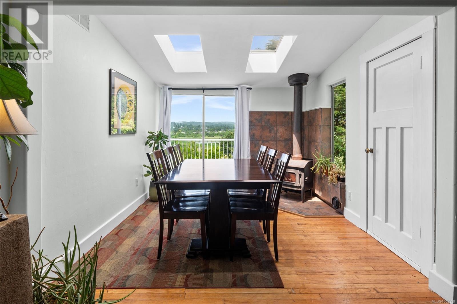 Photo 13 of 518 Broadway St, Saanich BC