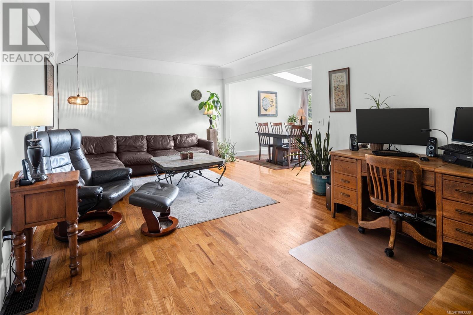 Photo 11 of 518 Broadway St, Saanich BC
