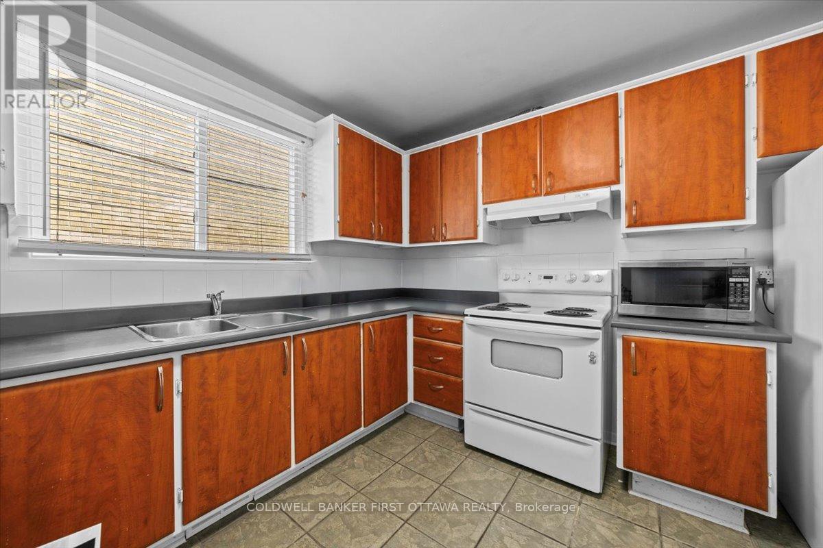 Photo 5 of 902 Watson Street, Ottawa ON