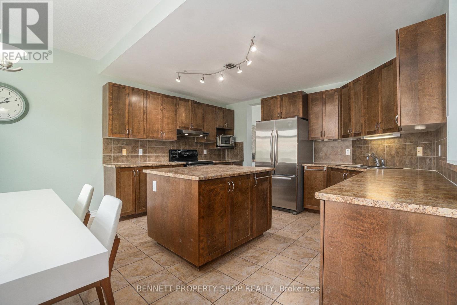 Photo 12 of 324 Fairlakes Way, Ottawa ON