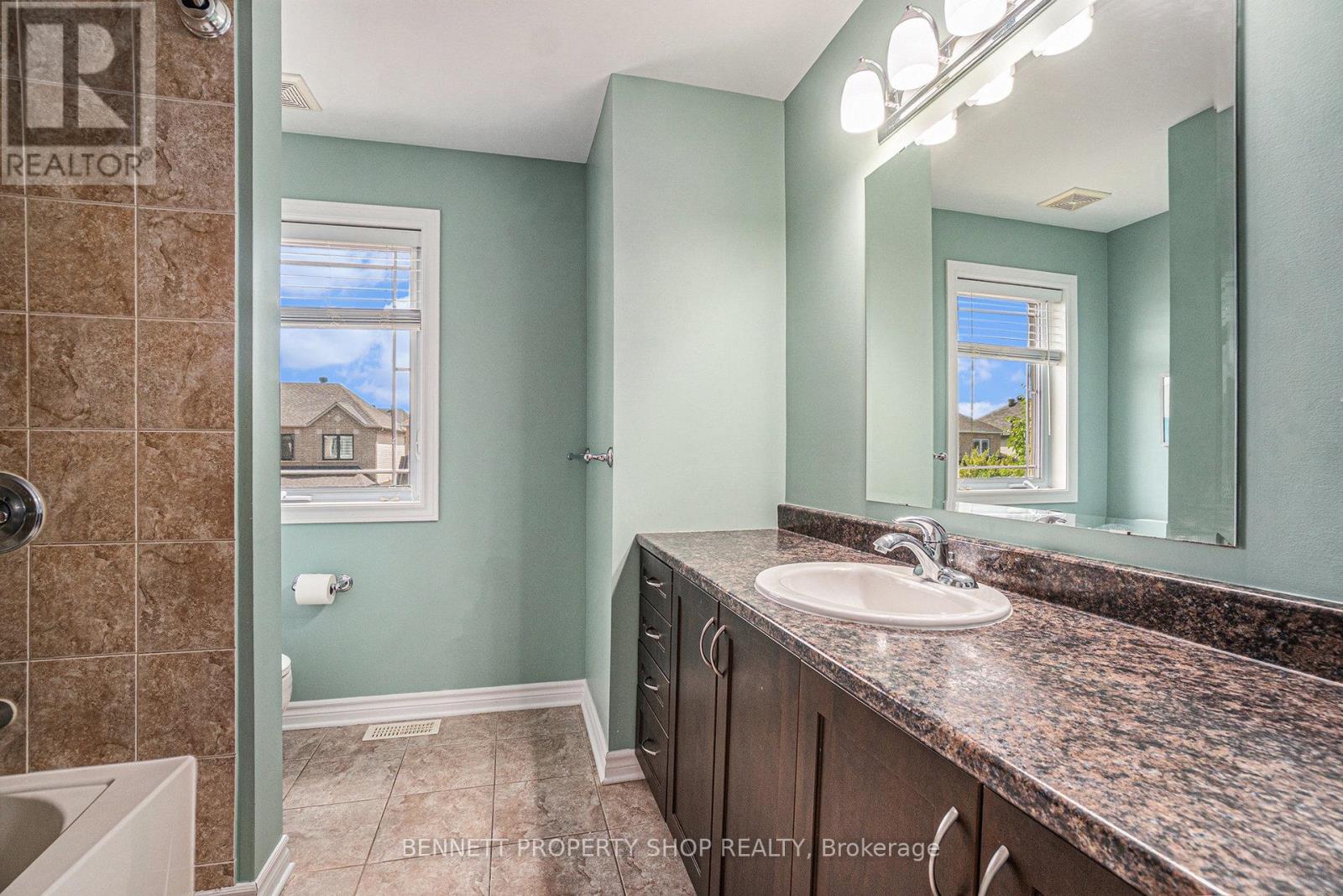 Photo 18 of 324 Fairlakes Way, Ottawa ON