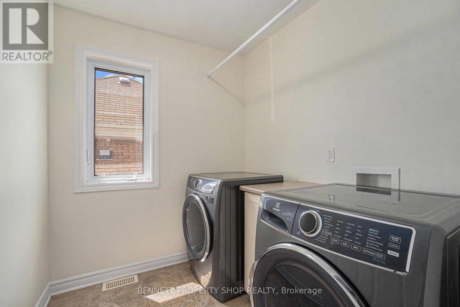 Photo 23 of 324 Fairlakes Way, Ottawa ON