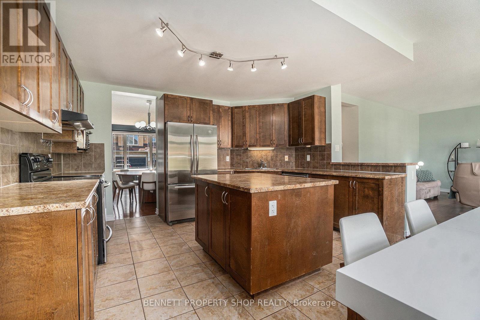 Photo 9 of 324 Fairlakes Way, Ottawa ON