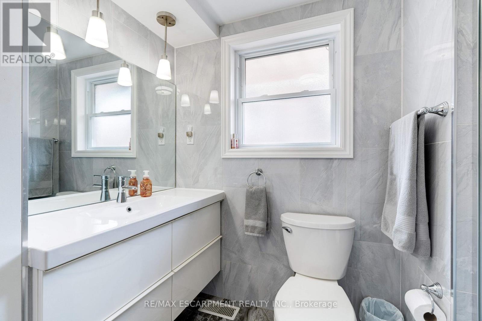 Photo 15 of 4 Beston Drive, Hamilton ON