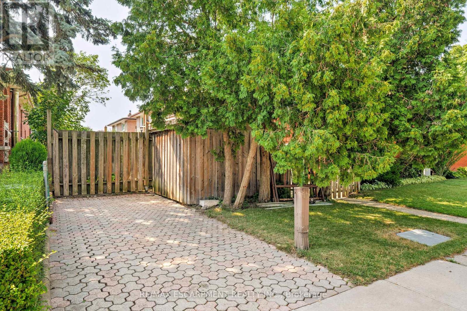 Photo 13 of 4 Beston Drive, Hamilton ON