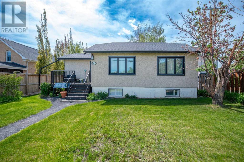 Photo 3 of 313 Ross Avenue, Cochrane AB