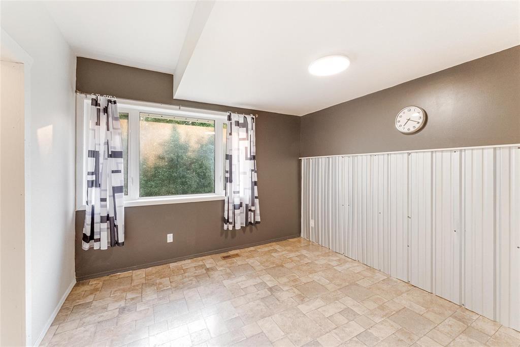 Photo 6 of 212 First Street Se, Teulon MB