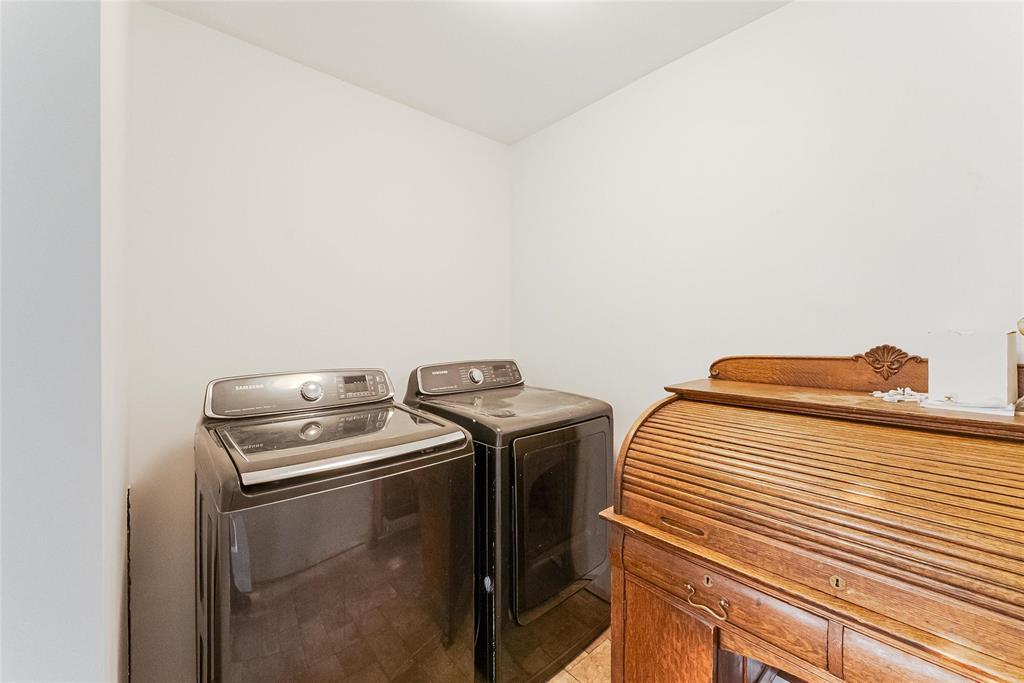 Photo 10 of 212 First Street Se, Teulon MB