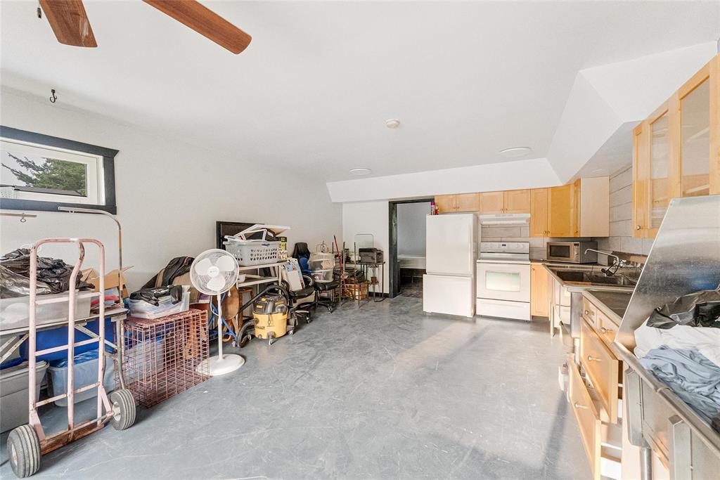 Photo 9 of 212 First Street Se, Teulon MB