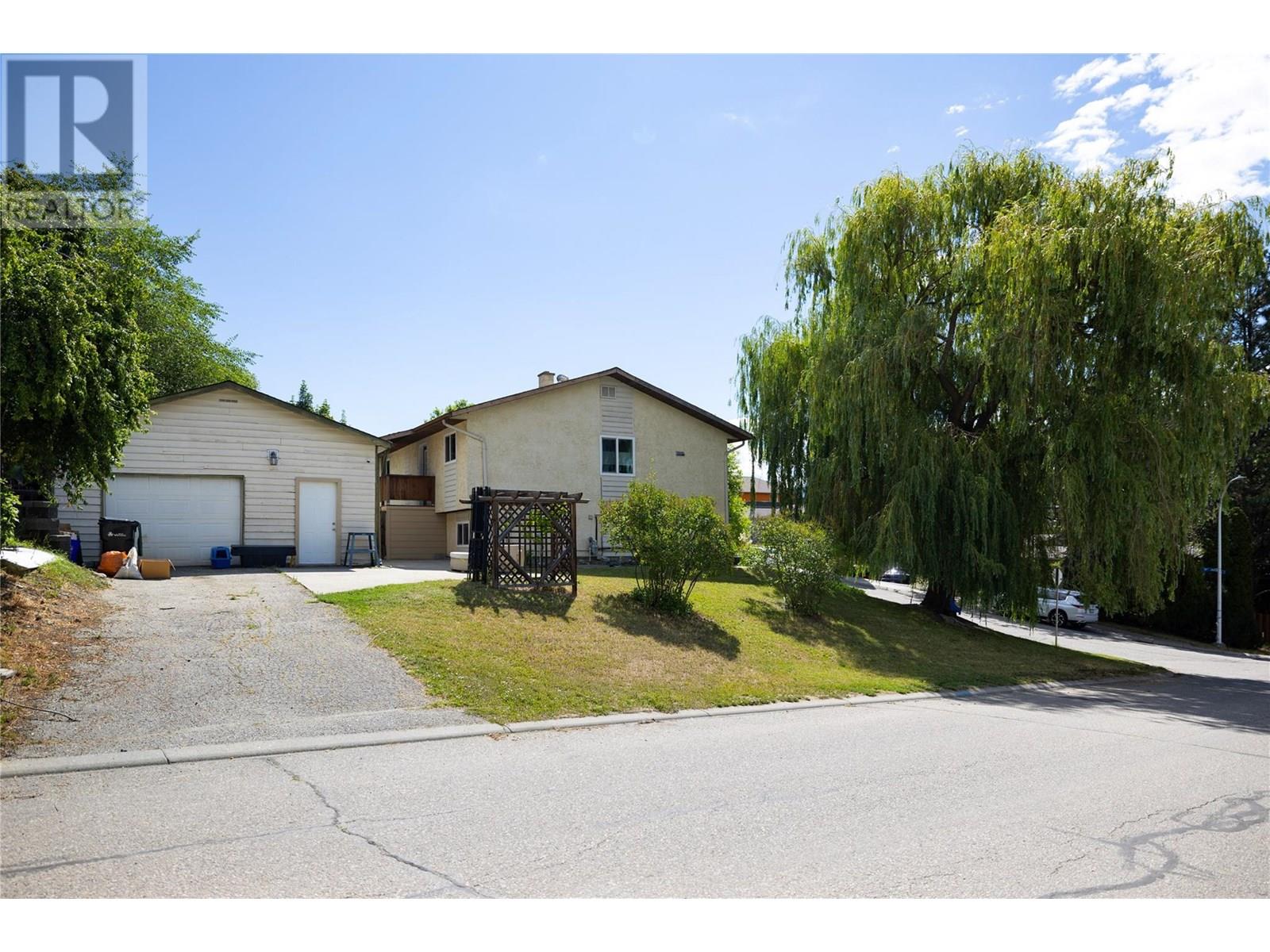Photo 4 of 2105 19 Avenue, Vernon BC
