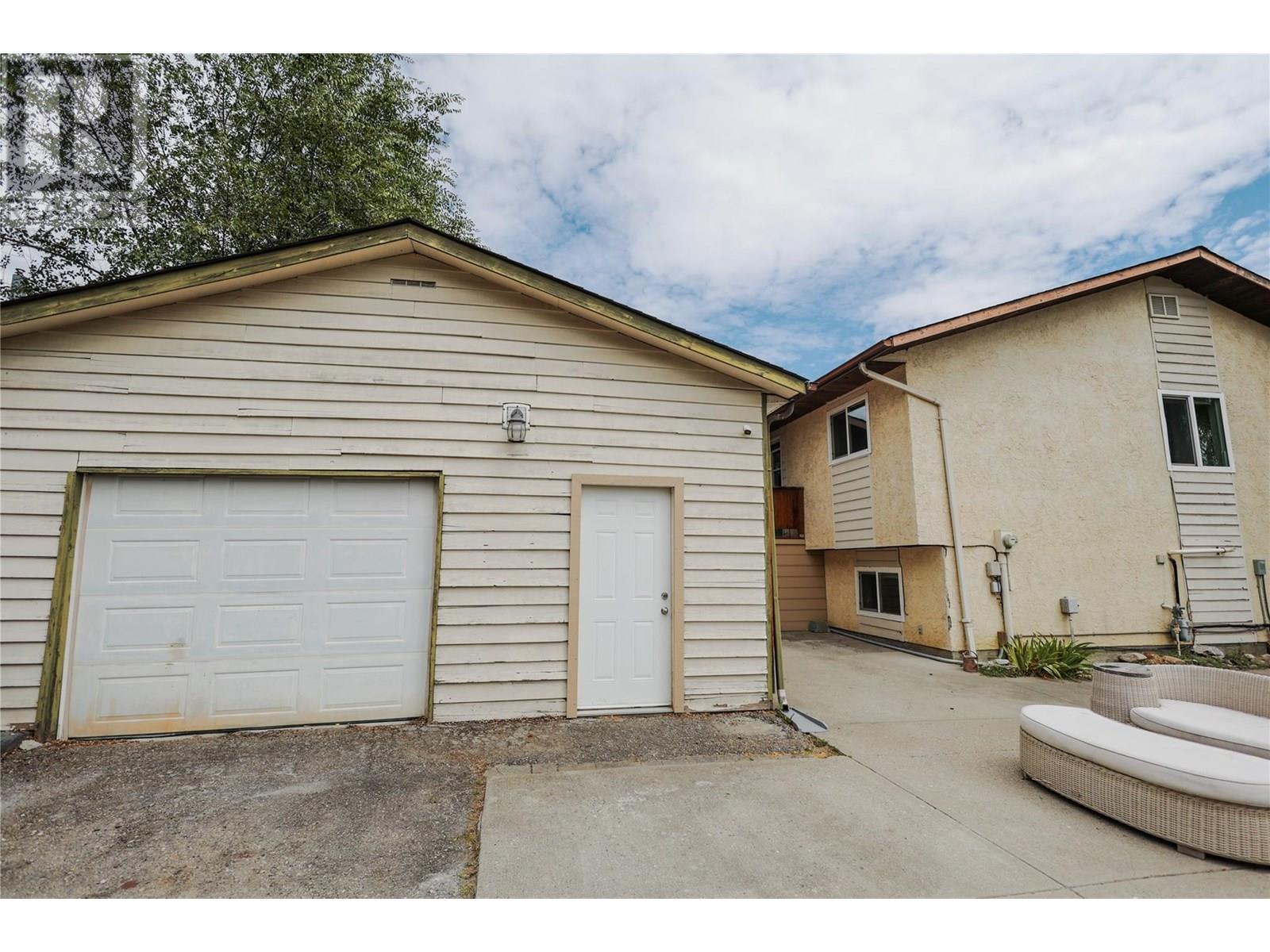 Photo 3 of 2105 19 Avenue, Vernon BC
