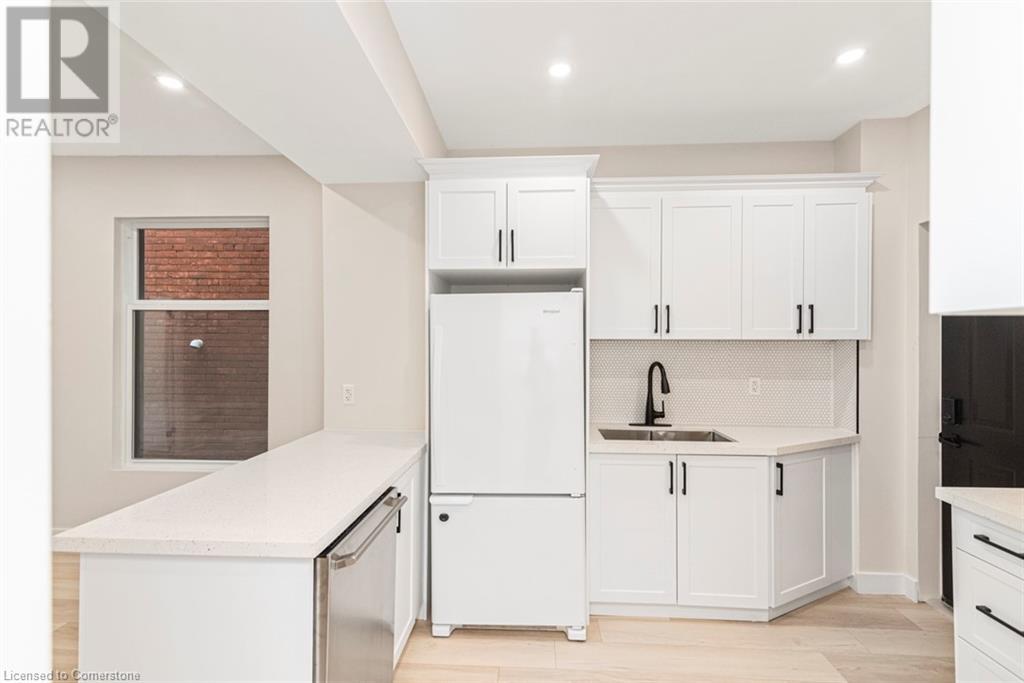 Photo 15 of 200 Sanford Avenue S, Hamilton ON