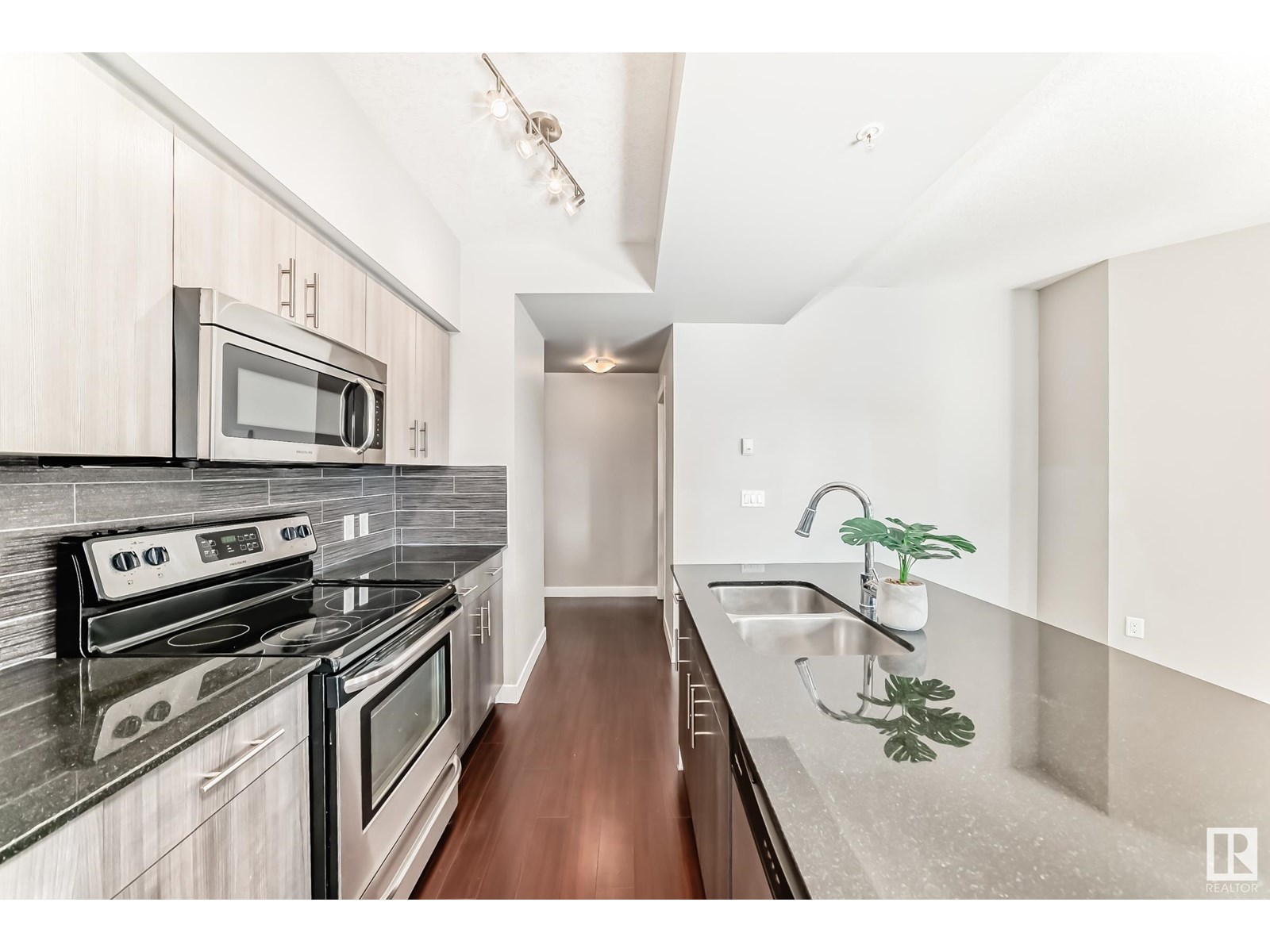 Photo 16 of 806 10226 104 St Nw, Edmonton AB
