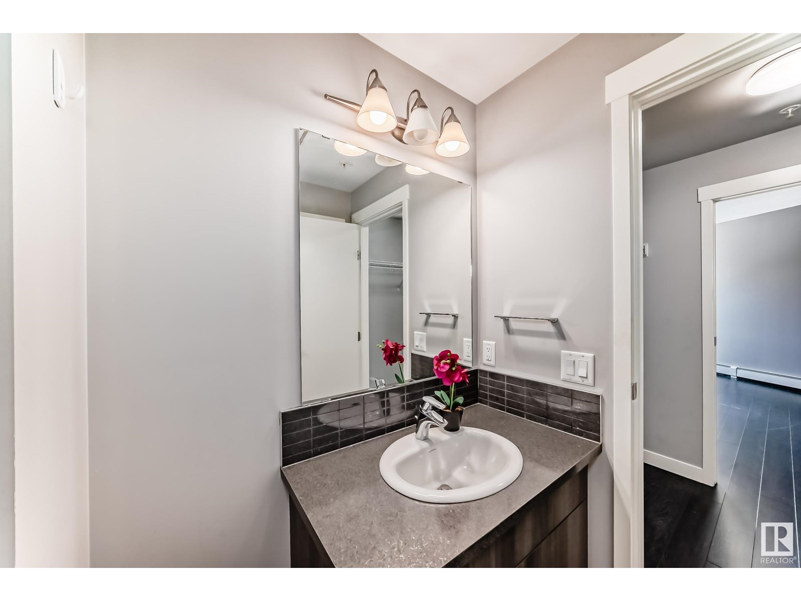 Photo 9 of 806 10226 104 St Nw, Edmonton AB