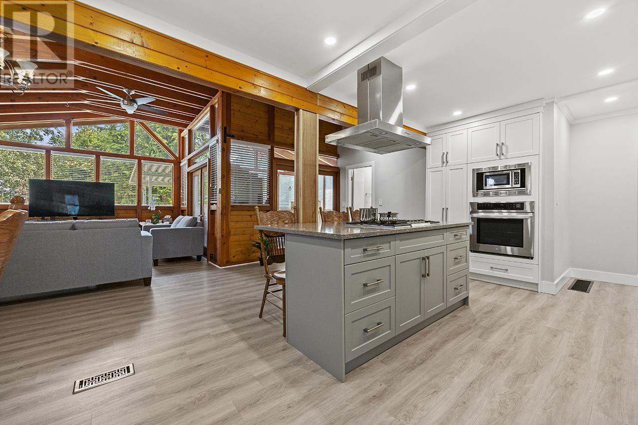 Photo 4 of 7983 Suncrest Drive, Burnaby BC