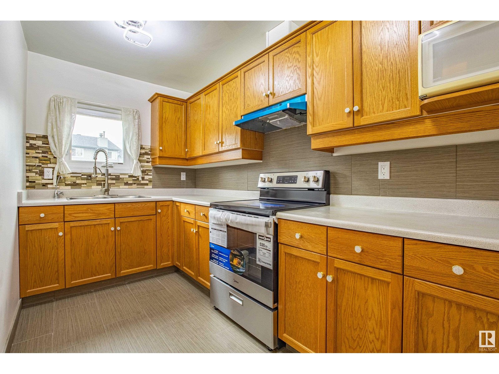Photo 10 of 5388 38 A Av Nw, Edmonton AB