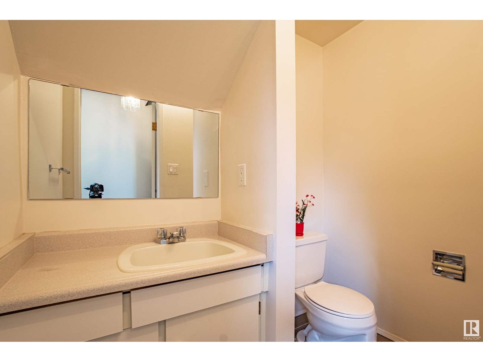Photo 13 of 5388 38 A Av Nw, Edmonton AB