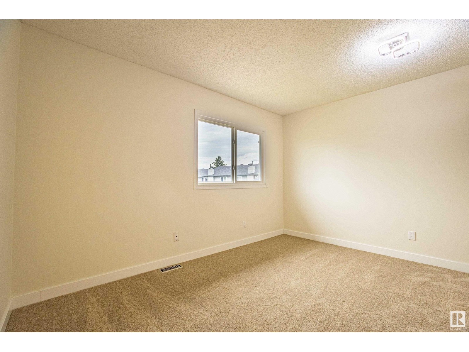 Photo 15 of 5388 38 A Av Nw, Edmonton AB