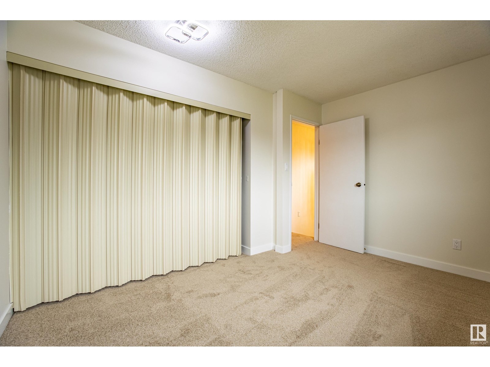 Photo 16 of 5388 38 A Av Nw, Edmonton AB