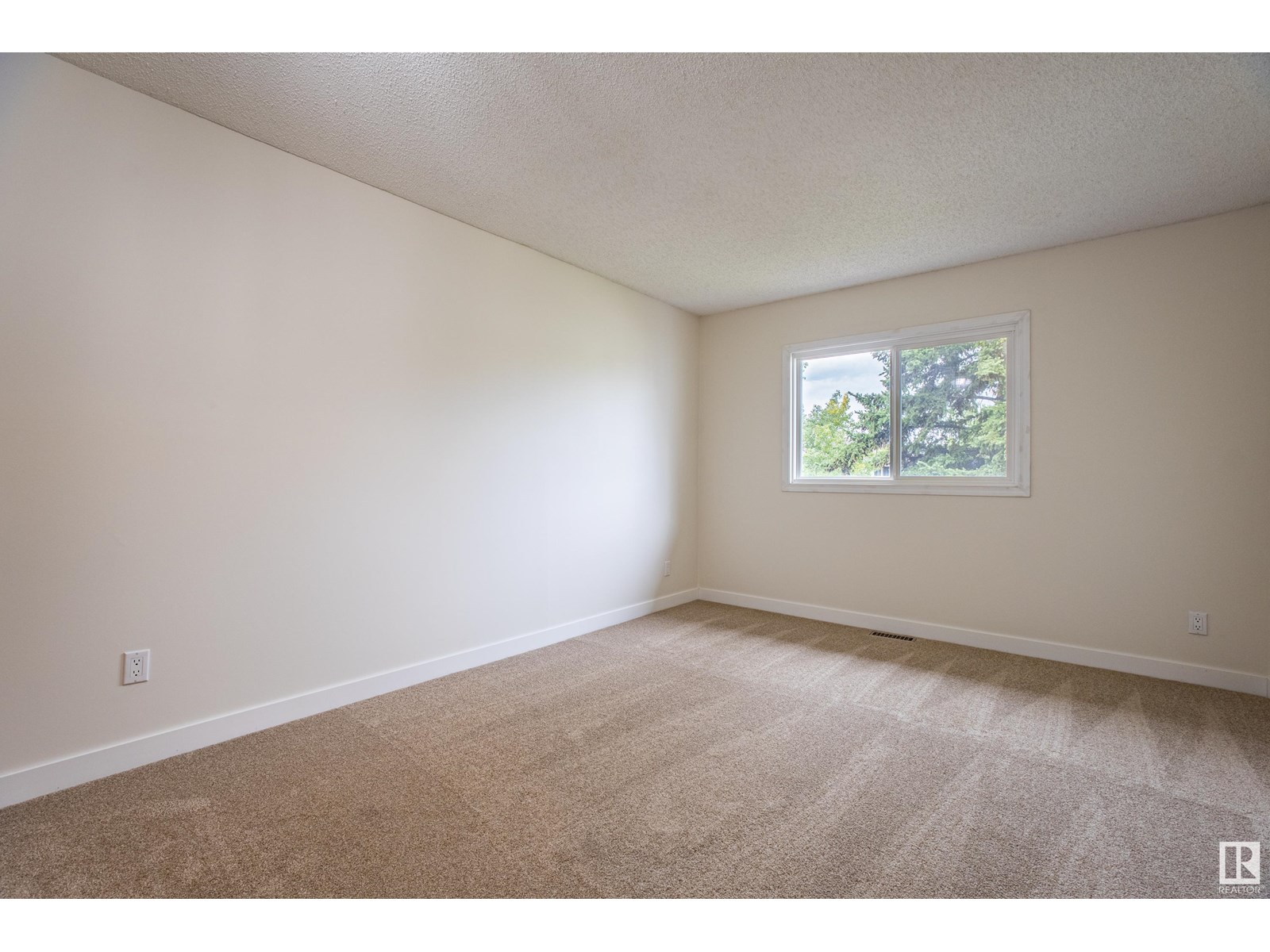 Photo 17 of 5388 38 A Av Nw, Edmonton AB