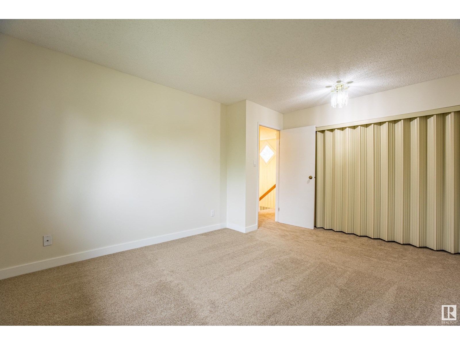 Photo 18 of 5388 38 A Av Nw, Edmonton AB