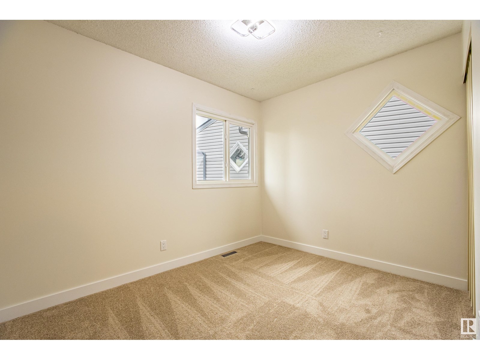 Photo 19 of 5388 38 A Av Nw, Edmonton AB