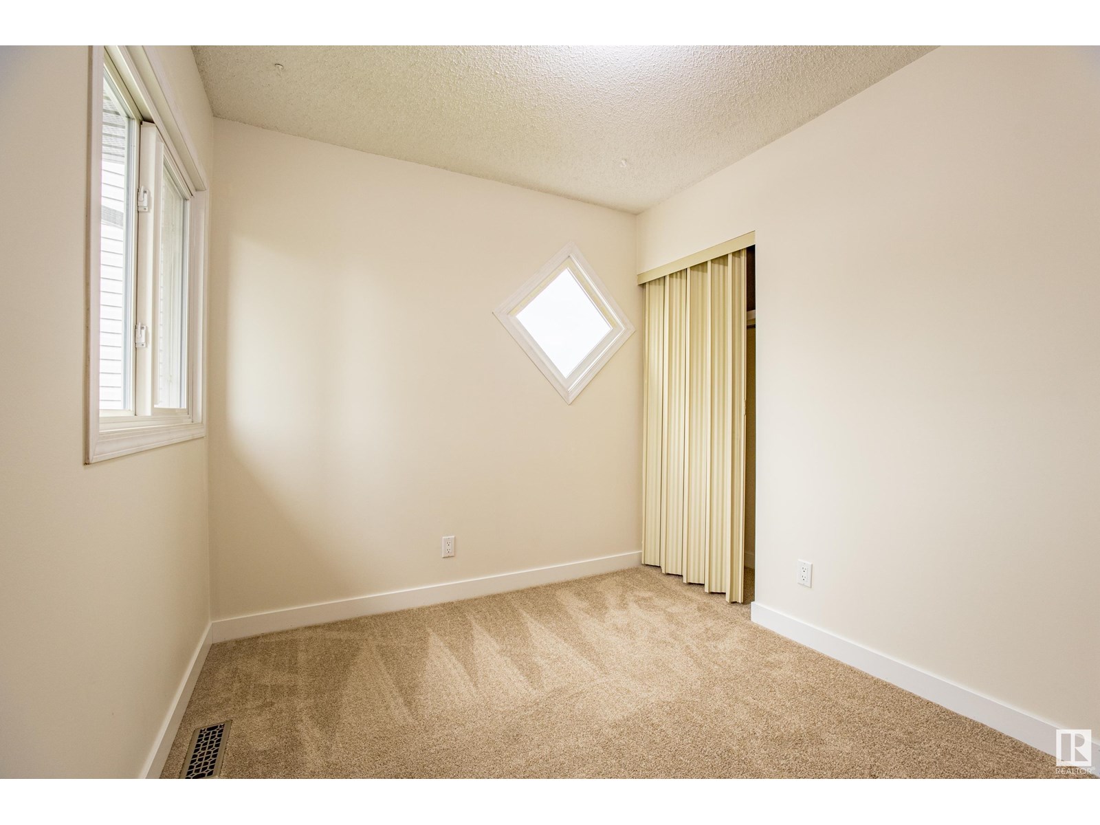 Photo 20 of 5388 38 A Av Nw, Edmonton AB