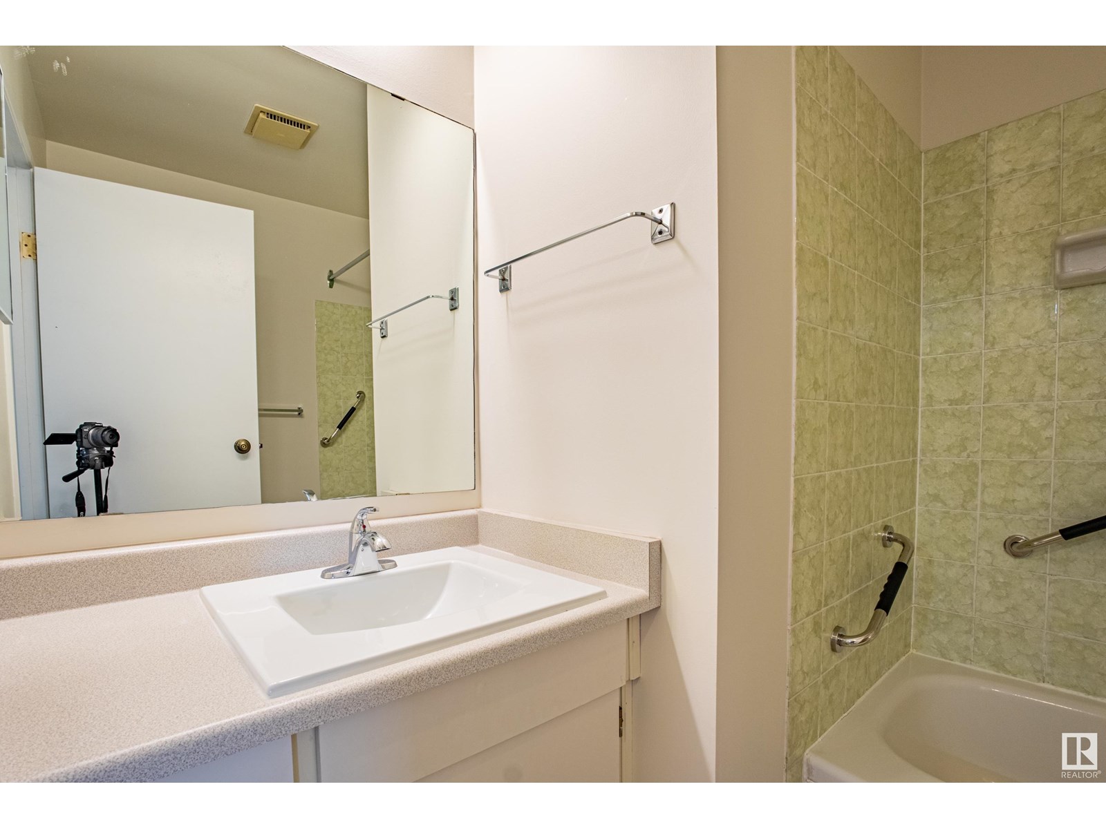 Photo 21 of 5388 38 A Av Nw, Edmonton AB