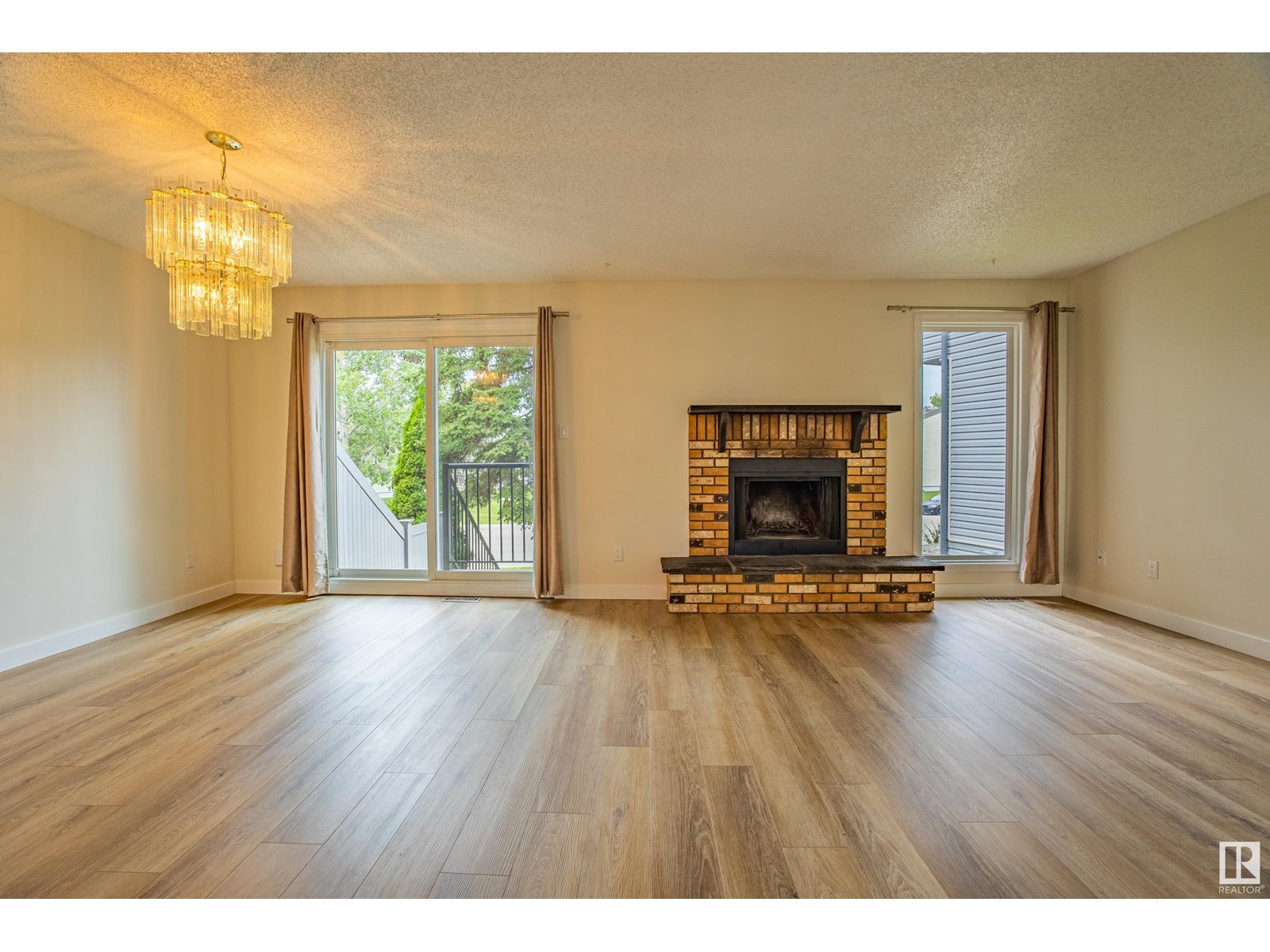 Photo 3 of 5388 38 A Av Nw, Edmonton AB