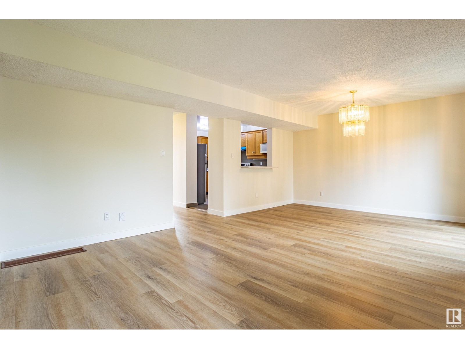 Photo 8 of 5388 38 A Av Nw, Edmonton AB