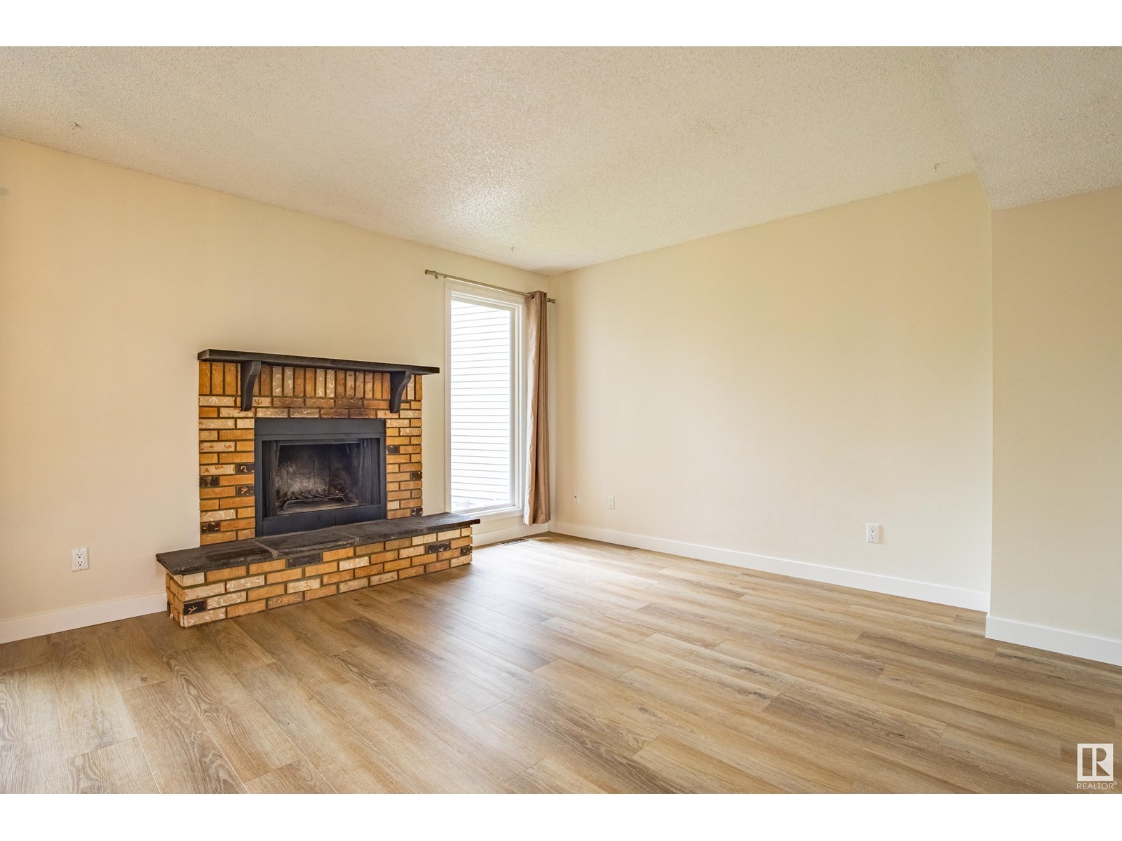 Photo 9 of 5388 38 A Av Nw, Edmonton AB