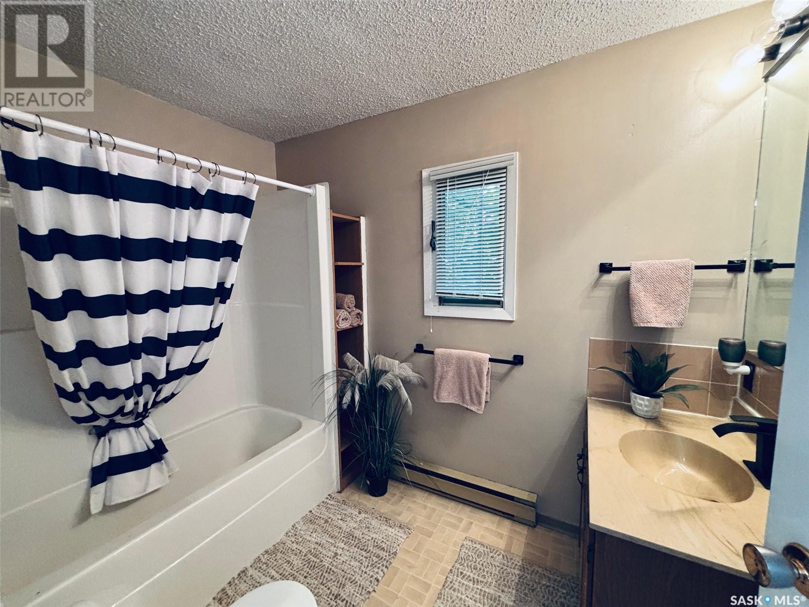 Photo 23 of 232 Green Avenue, Regina Beach SK