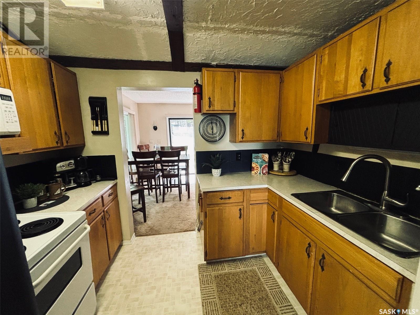 Photo 13 of 232 Green Avenue, Regina Beach SK