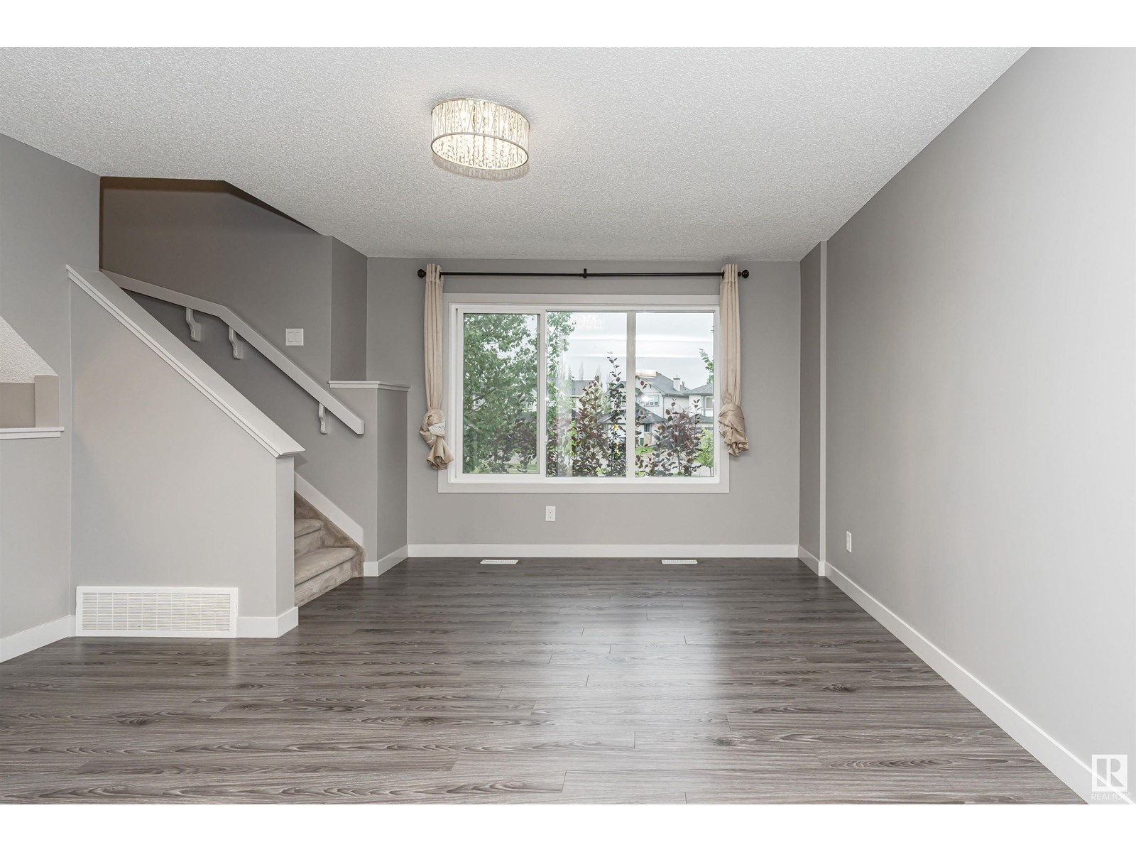 Photo 10 of 13 2121 Haddow Dr Nw, Edmonton AB