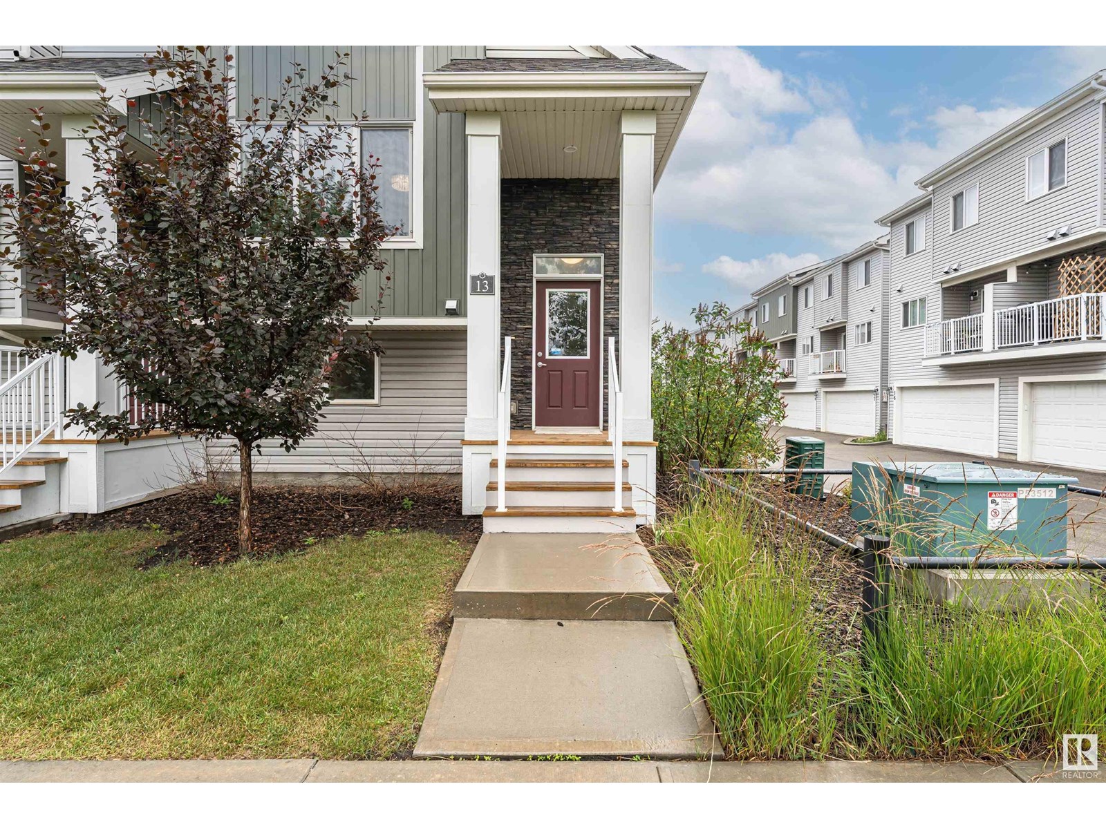 Photo 2 of 13 2121 Haddow Dr Nw, Edmonton AB
