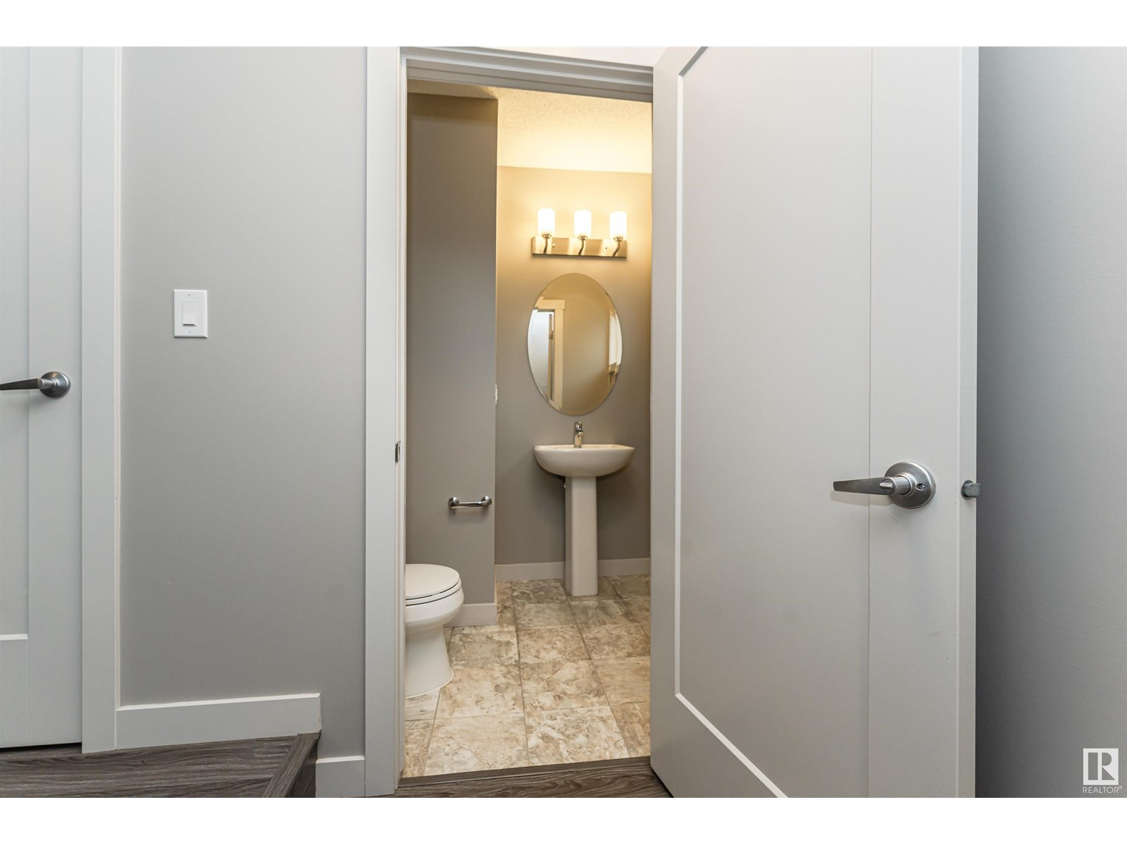 Photo 8 of 13 2121 Haddow Dr Nw, Edmonton AB