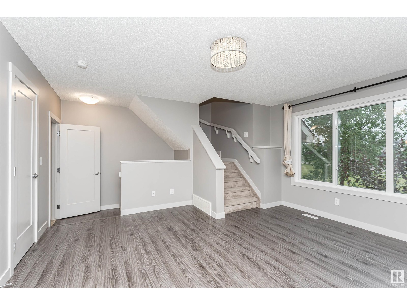 Photo 9 of 13 2121 Haddow Dr Nw, Edmonton AB