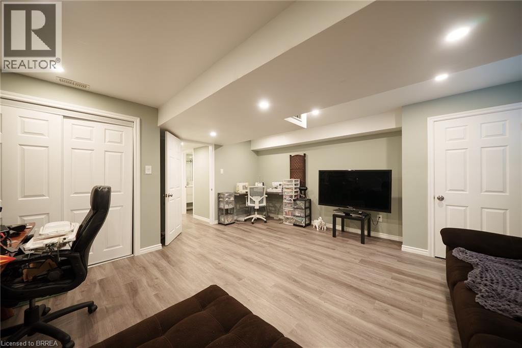 Photo 29 of 23 Park Road S, Brantford ON