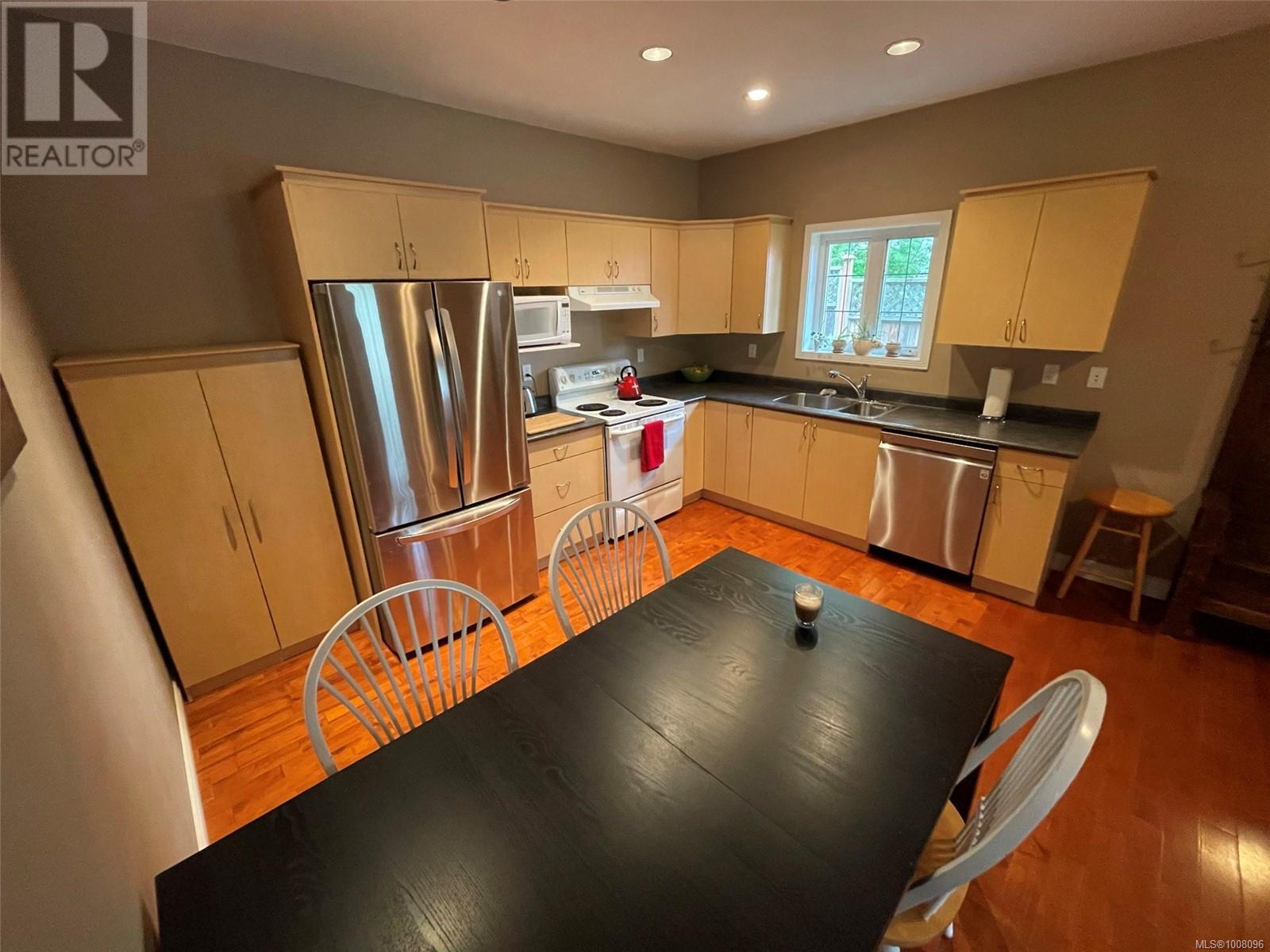6799 Jedora Dr, Central Saanich