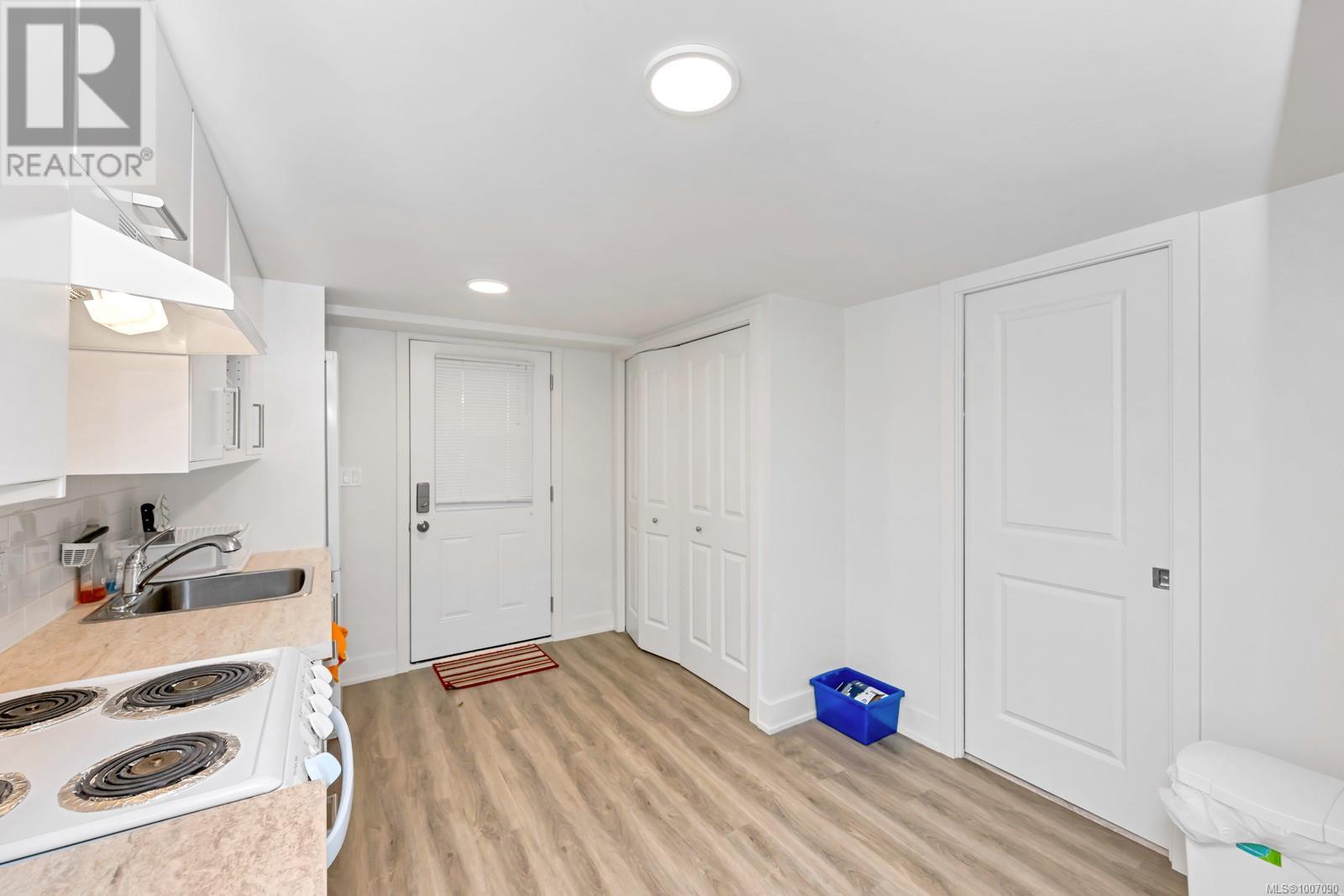 Photo 32 of 1045 Nicholson St, Saanich BC