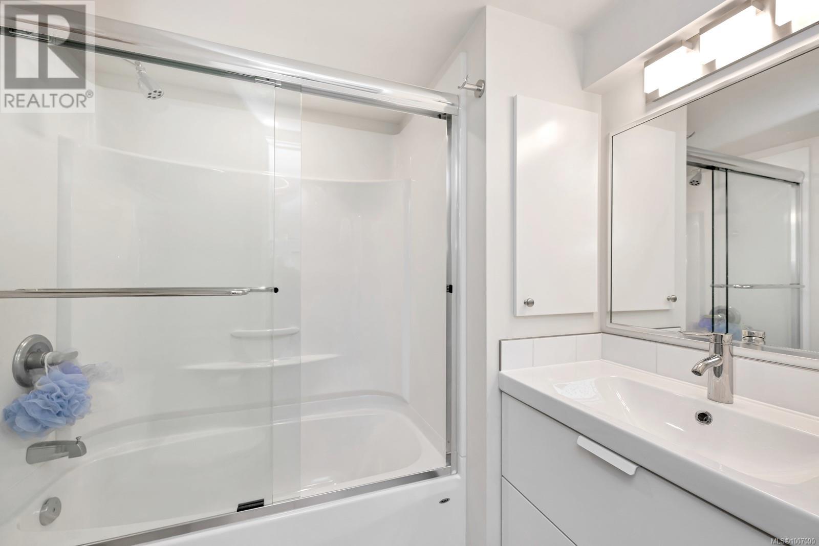 Photo 31 of 1045 Nicholson St, Saanich BC