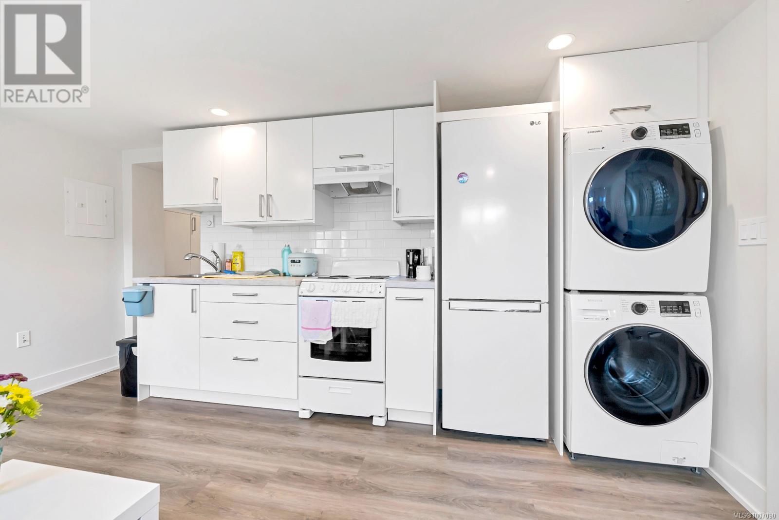 Photo 23 of 1045 Nicholson St, Saanich BC